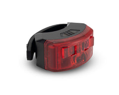 Das ACID Rücklicht PRO EVOLUTION von ACID ist ein kompaktes schwarz-rotes Fahrradrücklicht mit durchscheinender roter Abdeckung, Bremslichtfunktion und USB-C-Ladeanschluss, abgebildet mit Befestigungsclip vor weißem Hintergrund.