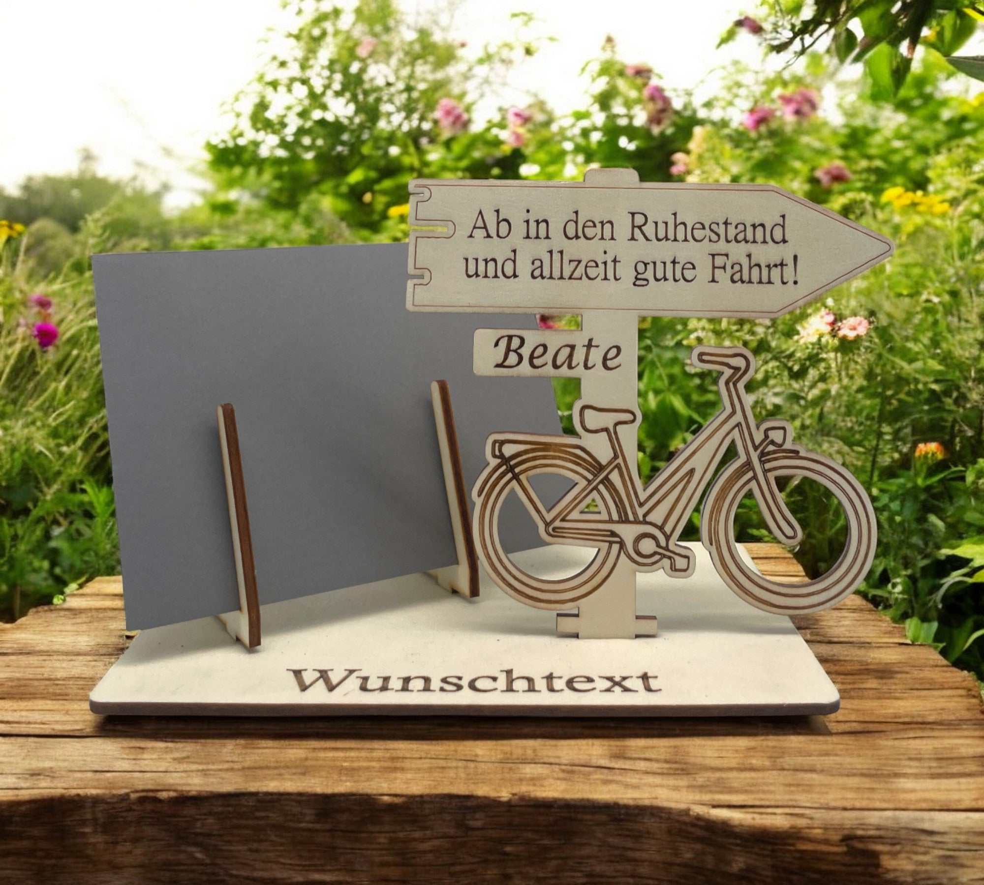 Gutschein verpacken zum Ruhestand – Holzhalter mit Fahrrad und Wunschgravur auf Wegweiser