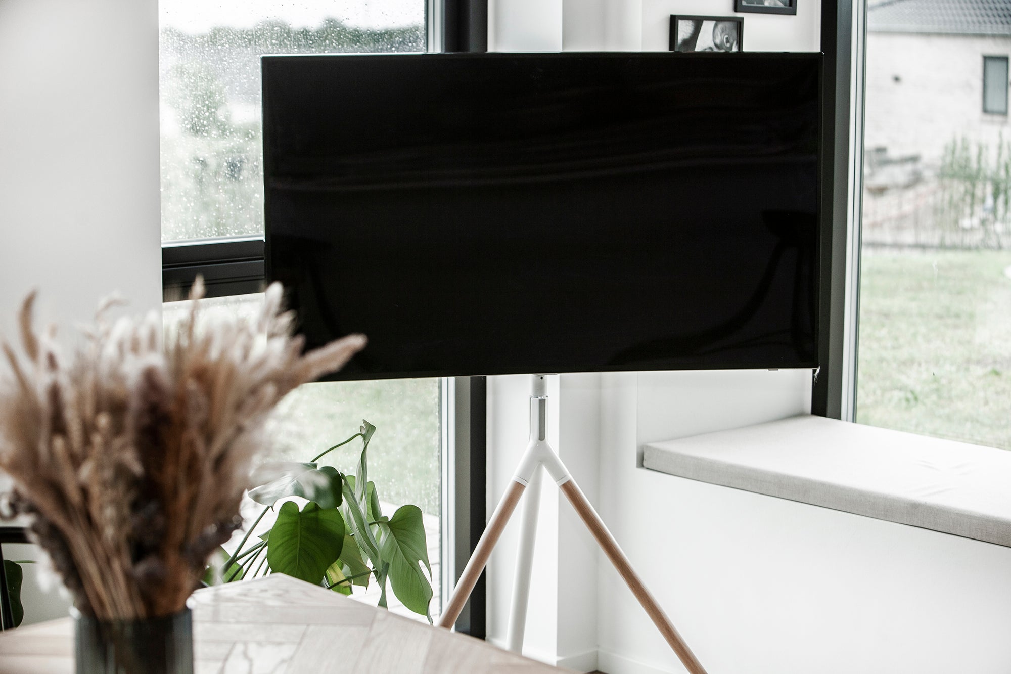 Sinox Tripod TV gulvstand med drejbar top. 45"-65". Lyst træ/hvid