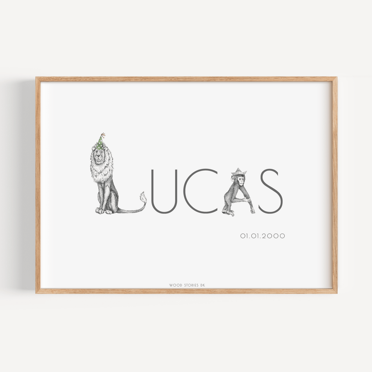 Navneplakat med dyr & bogstaver - Lucas illustration til børneværelse - WOOD STORIES DK