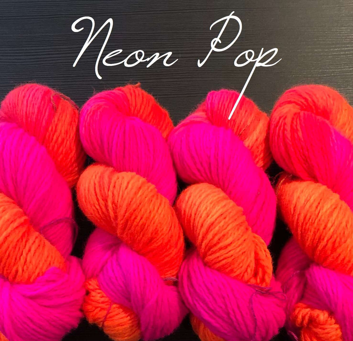 Håndfarget Vams fra Rauma. Neon Pop. 100 g: ca 166 m.