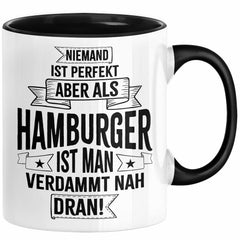 Hamburg Tasse Fan Hamburger Geschenkidee Spruch Niemand Ist Perfekt Aber Als Hamburger Ist Man Verdammt Nah Dran Kaffee-Becher Schwarz Trendation