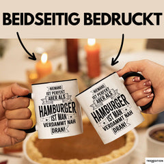Hamburg Tasse Fan Hamburger Geschenkidee Spruch Niemand Ist Perfekt Aber Als Hamburger Ist Man Verdammt Nah Dran Kaffee-Becher Schwarz Trendation