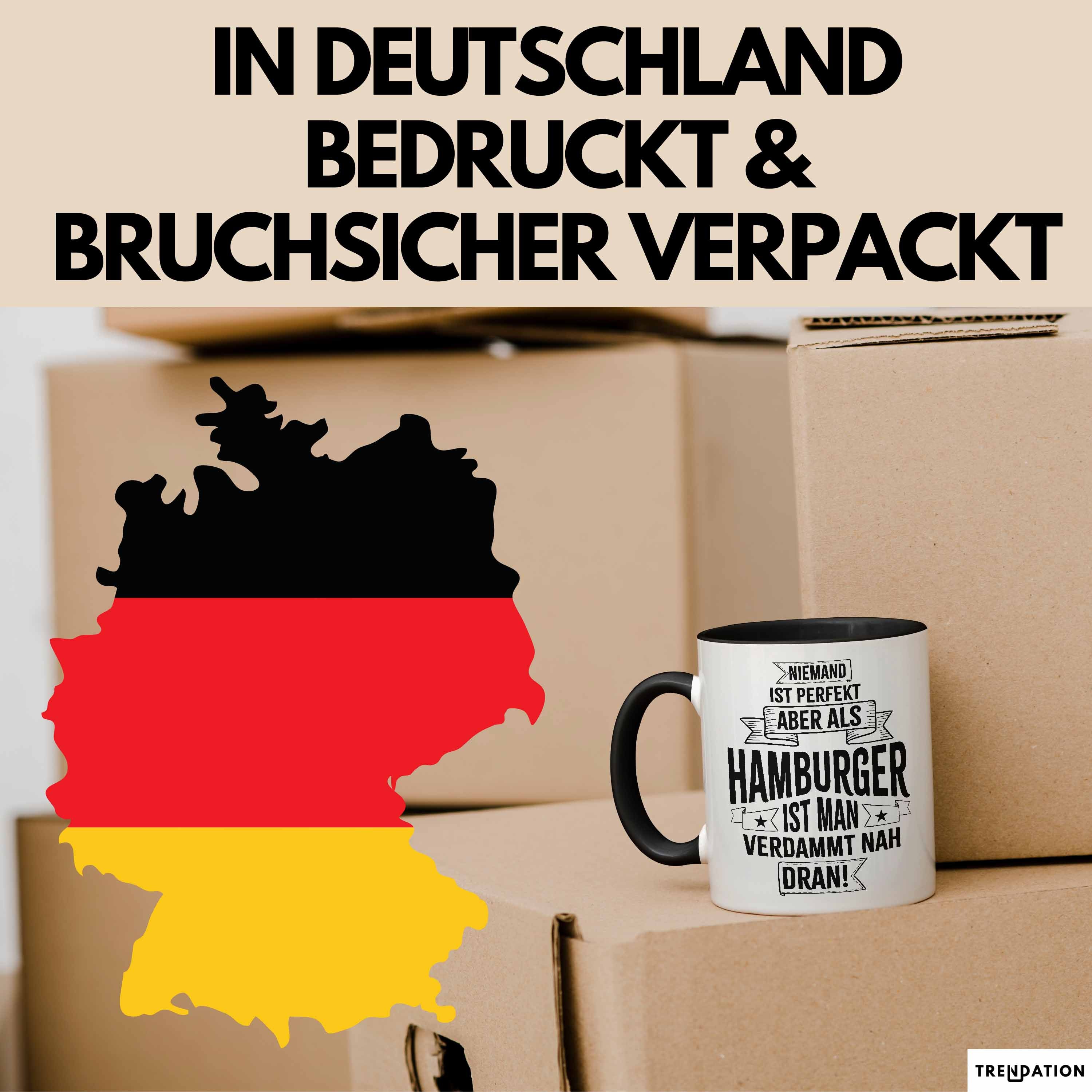 Hamburg Tasse Fan Hamburger Geschenkidee Spruch Niemand Ist Perfekt Aber Als Hamburger Ist Man Verdammt Nah Dran Kaffee-Becher Schwarz Trendation