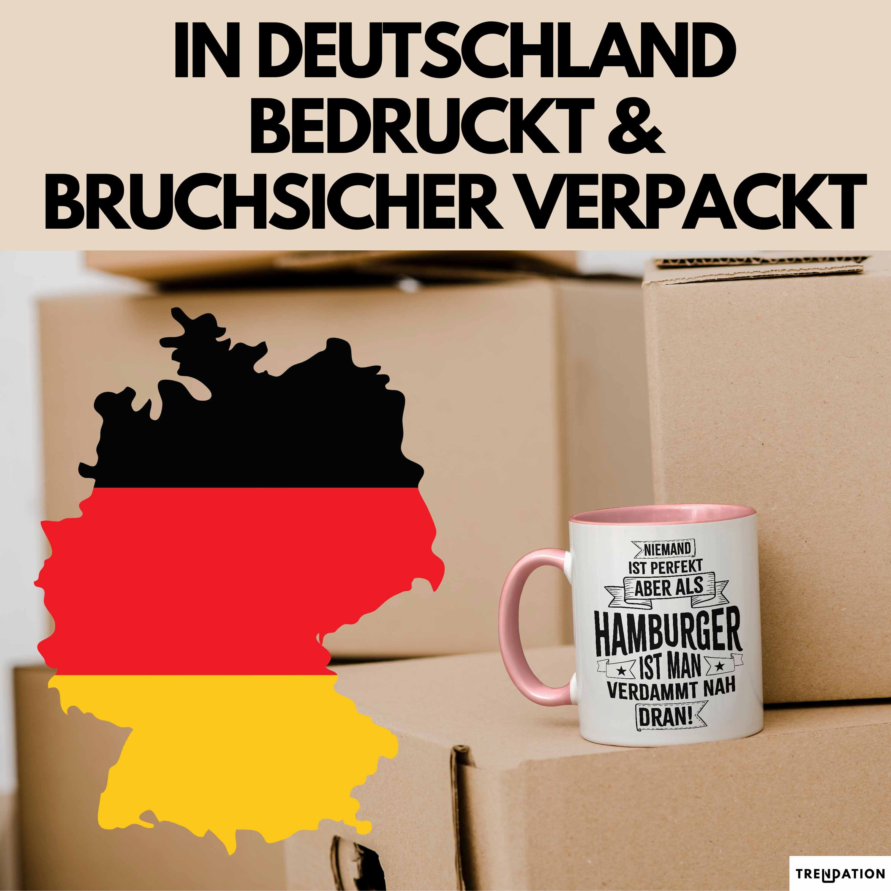 Hamburg Tasse Fan Hamburger Geschenkidee Spruch Niemand Ist Perfekt Aber Als Hamburger Ist Man Verdammt Nah Dran Kaffee-Becher Rosa Trendation