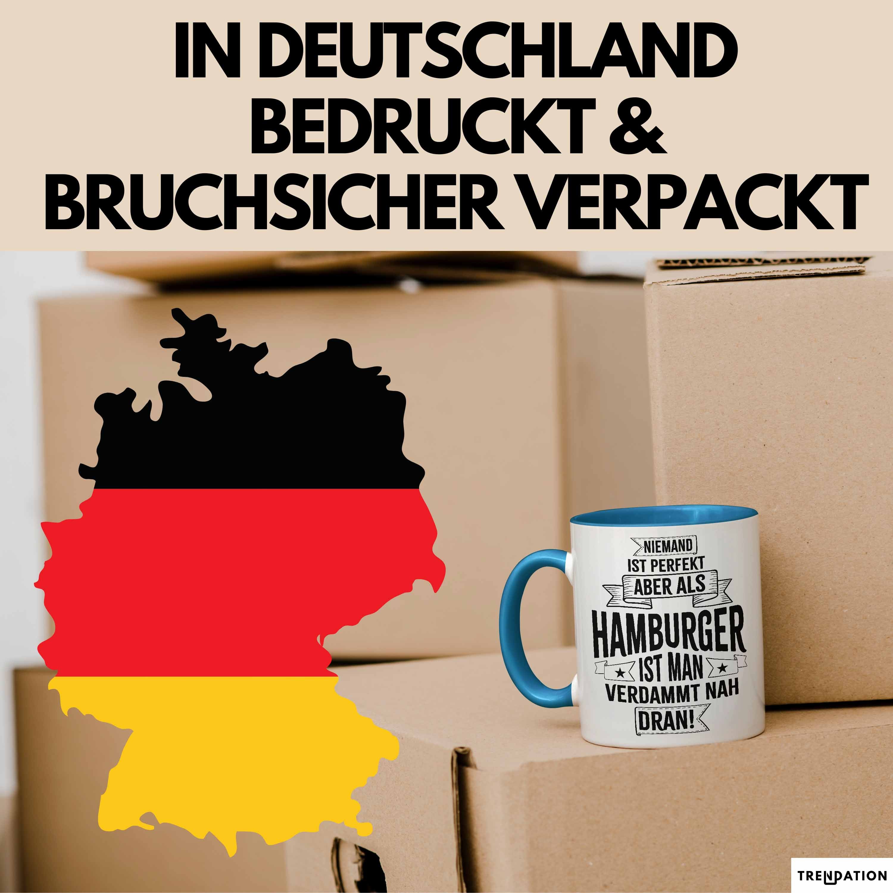 Hamburg Tasse Fan Hamburger Geschenkidee Spruch Niemand Ist Perfekt Aber Als Hamburger Ist Man Verdammt Nah Dran Kaffee-Becher Blau Trendation