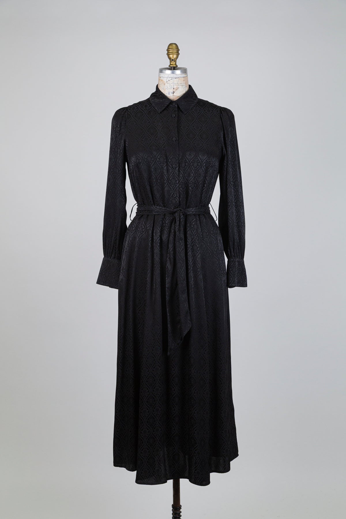 Robe fluide noire à motif damassé (4-6-8-12)