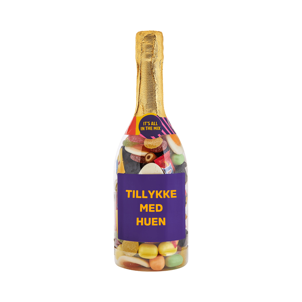 Champagneflaske fyldt med farverigt slik med teksten TILLYKKE MED HUEN på etiketten. Gaveidé fra SlikEkspressen.